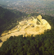 Dossenheim: Porphyr-Steinbruch oberhalb der Stadt mit Abbauterrassen und Förderanlage, Luftbild 1987
