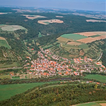 Mulfingen-Ailringen: Stadt von Süden,Luftbild 2005