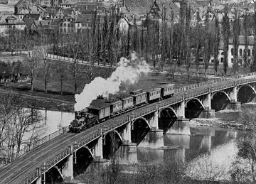 isenbahnbrücke bei Stuttgart-Bad Cannstatt mit Zug, 1907 [Quelle: Landesmedienzentrum Baden-Württemberg] 