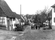 Hausen ob Verena: Blick entlang der Dorfstraße mit Spaziergängern 1930